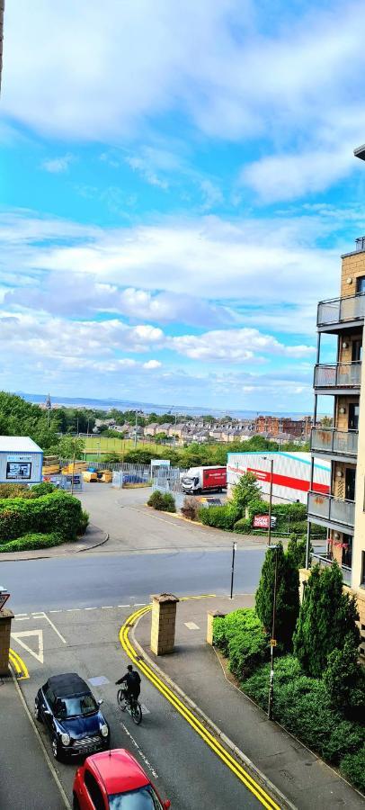 Elegant 2 Bedroom City Centre Apartment - Free Parking - Private Balcony Edinburgh Luaran gambar