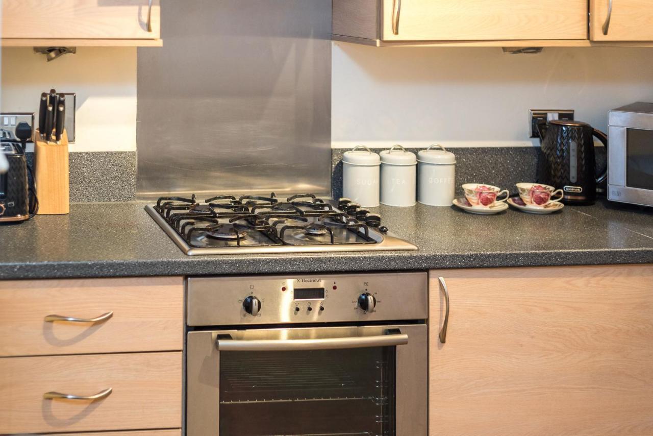 Elegant 2 Bedroom City Centre Apartment - Free Parking - Private Balcony Edinburgh Luaran gambar