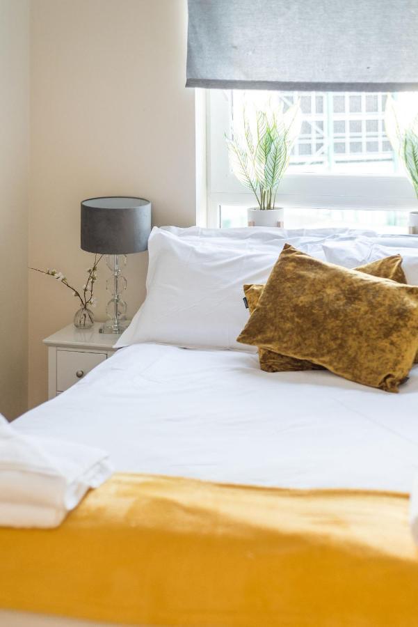 Elegant 2 Bedroom City Centre Apartment - Free Parking - Private Balcony Edinburgh Luaran gambar