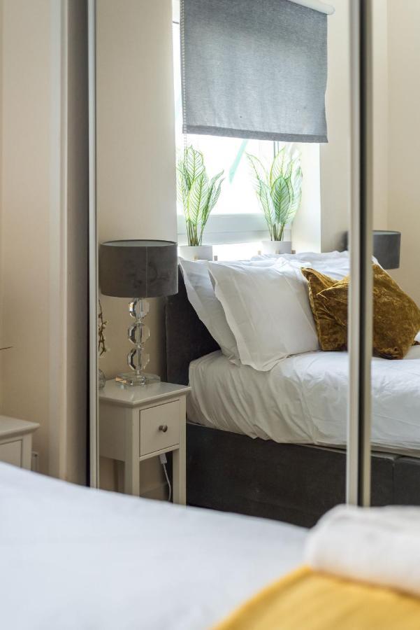 Elegant 2 Bedroom City Centre Apartment - Free Parking - Private Balcony Edinburgh Luaran gambar