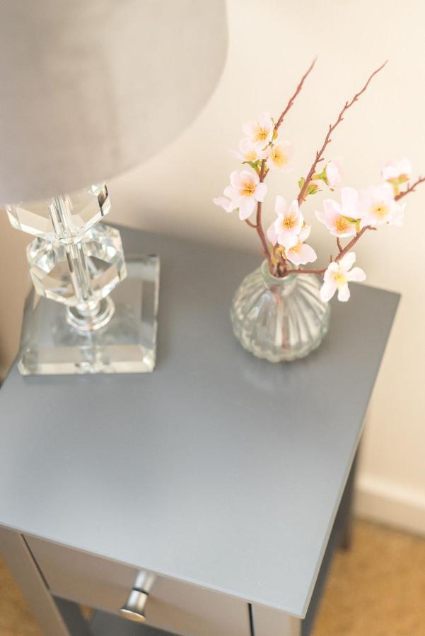 Elegant 2 Bedroom City Centre Apartment - Free Parking - Private Balcony Edinburgh Luaran gambar