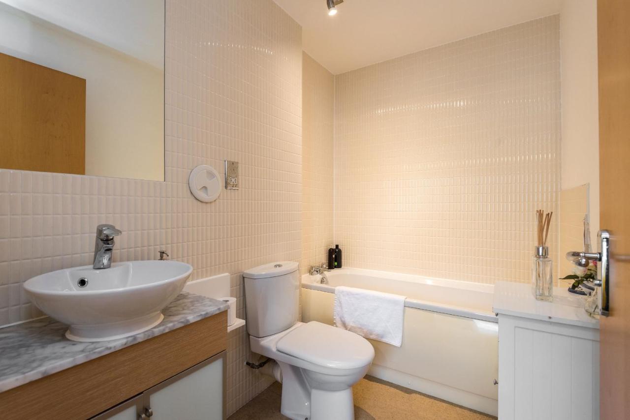 Elegant 2 Bedroom City Centre Apartment - Free Parking - Private Balcony Edinburgh Luaran gambar